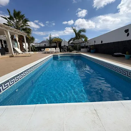 Queen Papagayo Vetusta Villa