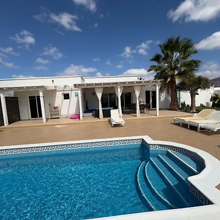 Queen Papagayo Vetusta بلايا بلانكا