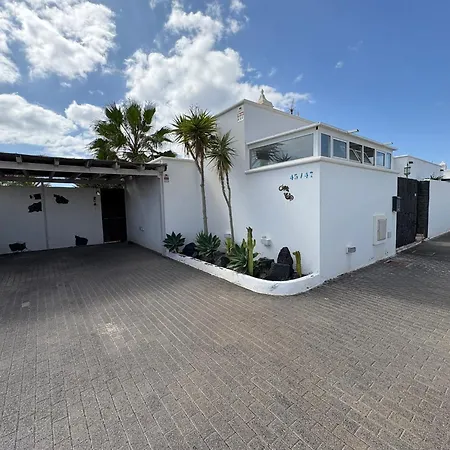 Queen Papagayo Vetusta فيلة