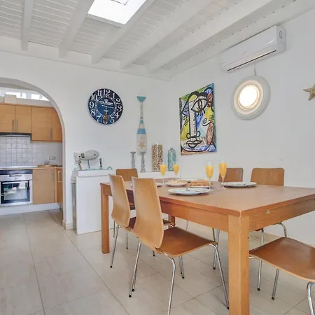 Queen Papagayo Vetusta فيلة